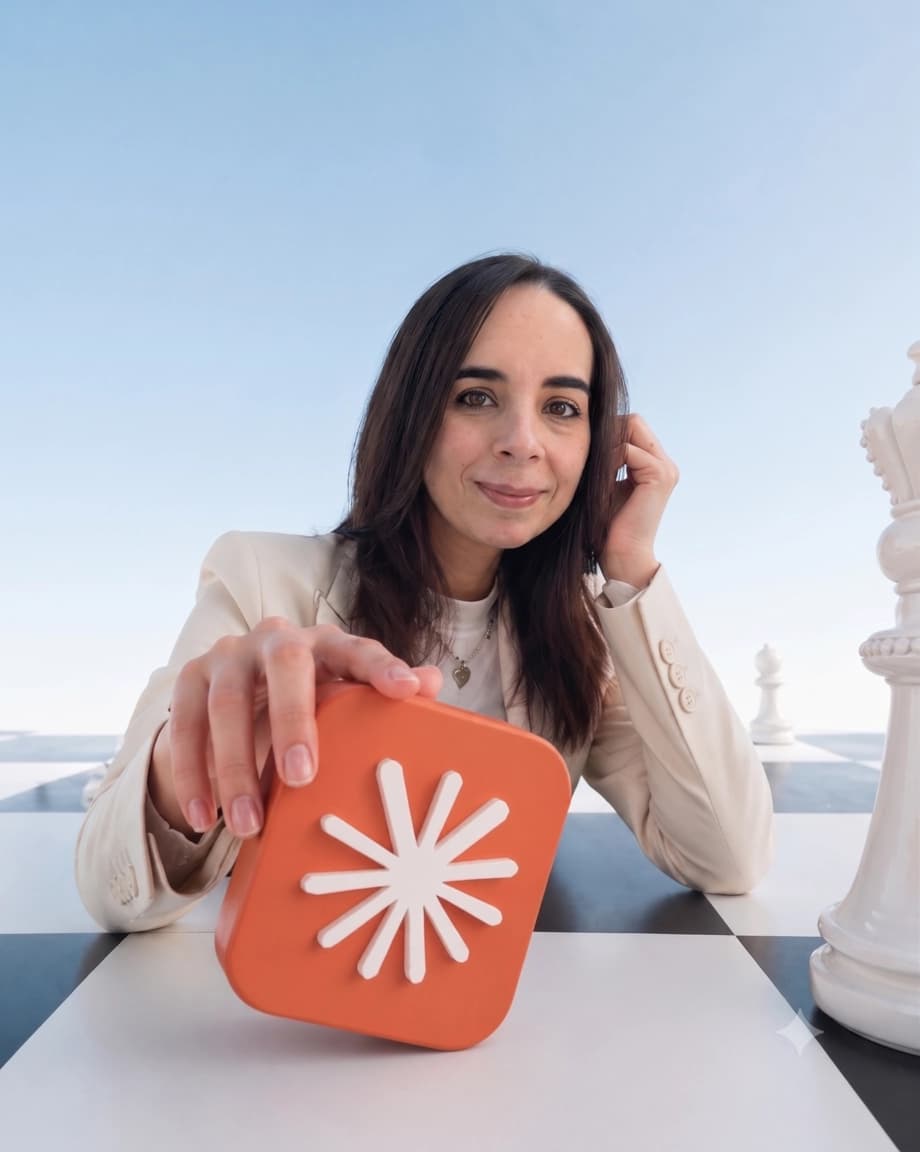 Mariana Alamillo sosteniendo el símbolo de Claude